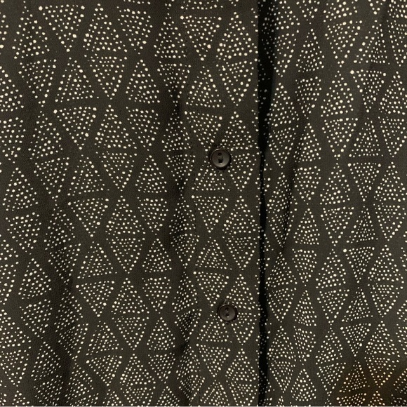 H&M Button-Down Collared Black and White Geometric Print Tank Blouse. Size 2 - Picture 4 of 13